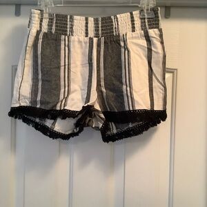 No Boundaries Juniors Cream Black Fringed Bottom Knit Shorts S (3-5)
